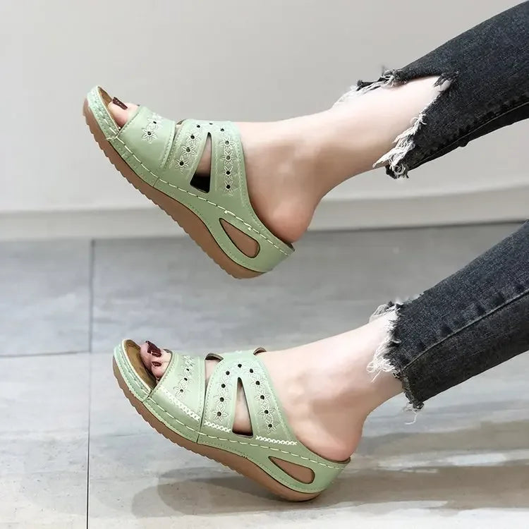 Geborduurde orthopedische sandalen